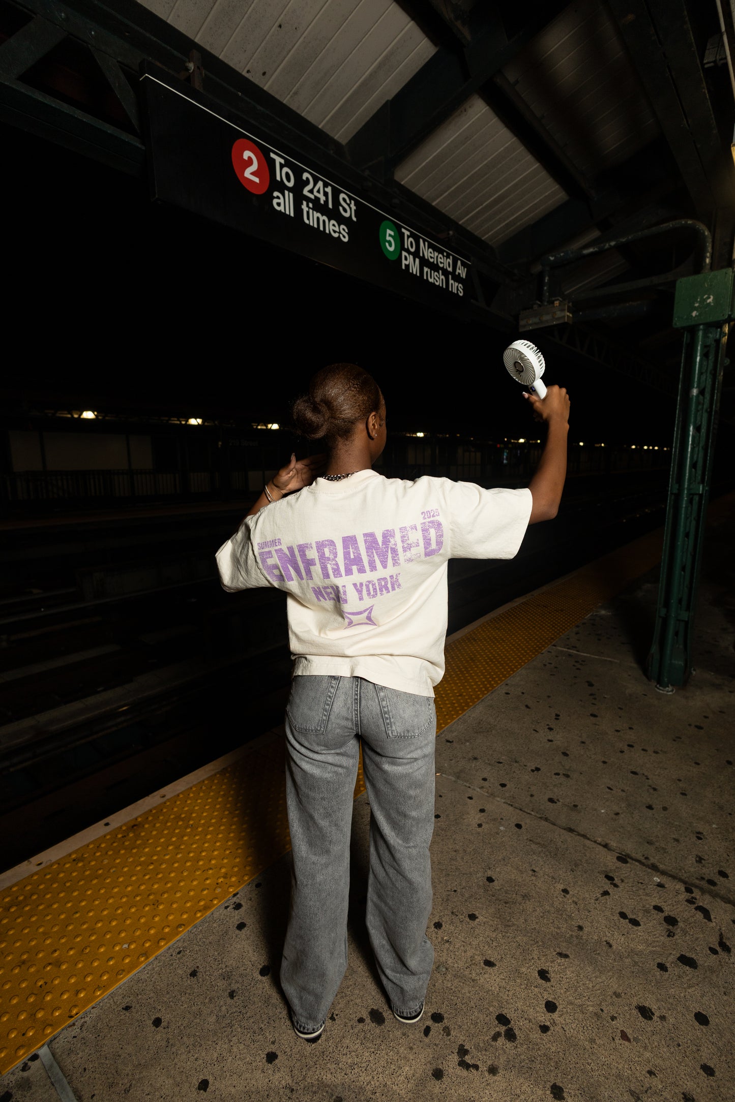 ENFRAMED NEW YORK TEE - Creme